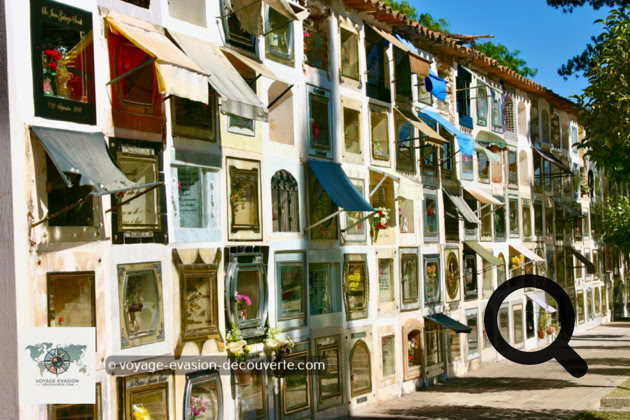 Les habitants de la ville sont très fiers de ce cimetière. Et il est vrai qu’il est assez beau et agréable. Les ornements, les pins, les fleurs et les tombes elles-mêmes en font un endroit calme où les étudiants trouvent refuge pour travailler.