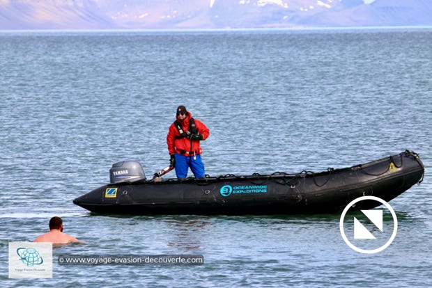 Ce voyage a été vraiment une expérience unique. Il nous a mené aux confins de l’Europe du Nord, terre d’aventures, d’explorations et d’ours polaires. Jadis réservée aux trappeurs et aux chasseurs de baleines, ce bout du monde extrême s’ouvre peu à peu à quelques voyageurs privilégiés comme nous.