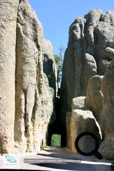 La route Needles serpente à travers des paysages spectaculaires des Black Hills. Ce tronçon de route de 22 km a été achevé en 1922. Le paysage est parsemé de pinacles rocheux de granit d'un autre monde. 