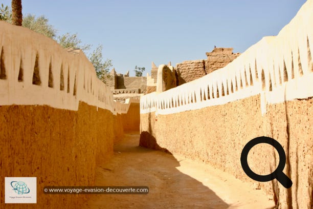 Une des premières villes fortifiées du Sahara, son architecture est conçue pour résister au climat extrême du désert. Cette oasis se situe à la frontière de la Tunisie et de l’Algérie.