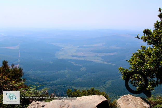 C’est un point d'observation qui surplombe le pittoresque Lowveld d'Afrique du Sud, une vaste région subtropicale parsemée de cascades, de falaises et de forêts. Le point de vue est magnifique, vous arriverez sur la petite plate-forme construite au bord de l'escarpement, à environ 700 mètres au-dessus de la vallée.