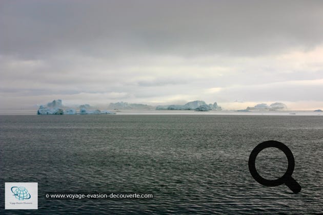 Nos premiers icebergs dans la baie de Disko, petits gabarits mais déjà très impressionnants. Le ciel et la mer étaient noirs ce qui faisait ressortir encore plus le blanc bleuté de ces colosses.  