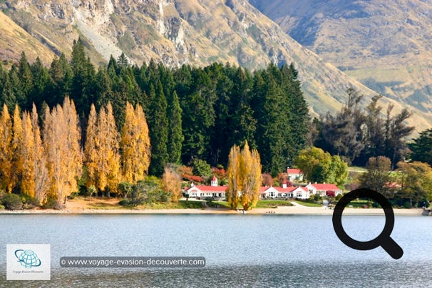 La ville de Queenstown est construite autour d'une anse sur le lac Wakatipu, un long lac mince formé comme un boulon d’où l’on a de spectaculaires vues sur les montagnes voisines.