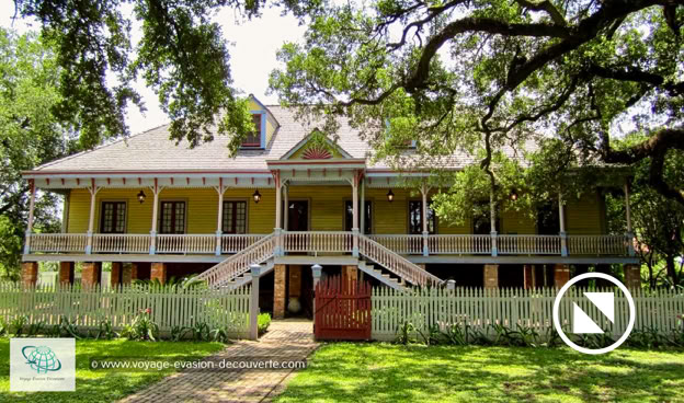 Anciennement connue sous le nom de Duparc Plantation, elle situe à proximité de la petite ville de Vacherie. Construite en 1805, Laura Plantation est l’une des dernières plantations créoles de Louisiane. Posée au bord du Mississippi, au milieu des champs de canne à sucre, elle est considérée comme l’un des témoignages les plus fidèles de l’histoire de la Louisiane depuis deux siècles. Les plantations créoles se reconnaissent à leur architecture, leur conception en bois et à leurs façades très colorées.