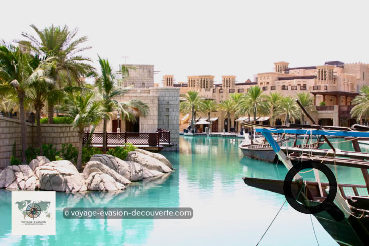 Après la modernité éclatante de Dubai Marina et les lignes futuristes de la ville, nous avons découvert un lieu totalement différent : Madinat Jumeirah. Ici, Dubaï joue une autre carte — celle d'un Orient réinventé, élégant et raffiné.