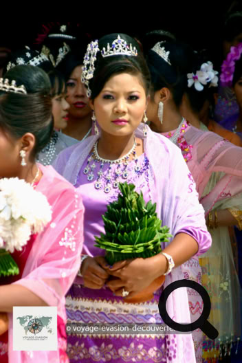 C’est l’un des temples les plus vénérés au Myanmar. Ce jour là, il y avait vraiment une effervescence dans ce temple. Des cortèges de femmes joliment vêtues portaient des bouquets de fleurs pour faire des offrandes, des familles avec leurs enfants venaient prier et sentir la présence compatissante de Bouddha. Des moines en procession se dirigeaient aussi vers ce lieu sacré pour venir se recueillir et méditer. 