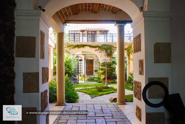 Une vraie merveille, c’est un très bel hôtel de style colonial. Nous avons très apprécié la gentillesse et le professionnalisme du personnel. Le cadre est superbe et les chambres grandes et très calmes. Il se situe à quelques centaines de mètres du centre ville et de la place 25 de Mayo. 