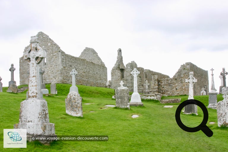 Le monastère, qui est aussi appelé les sept églises, a été fondé 544 par celui qui sera ensuite connu comme l'un des douze apôtres de l'Irlande, Saint Ciarán. 