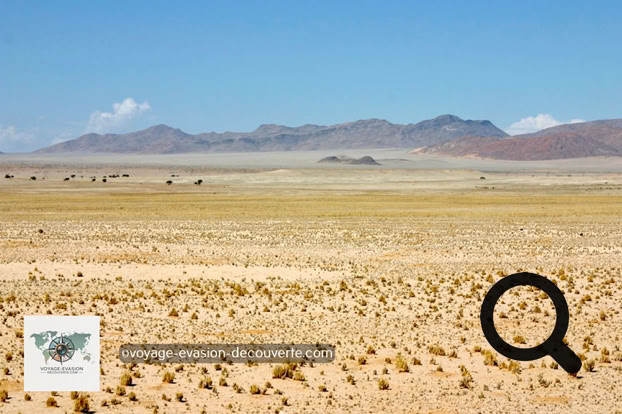 Nous avons repris la route principale en direction de l’Ouest sur le haut plateau central vers la petite ville de montagne Aus avant de descendre dans le désert du Namib. Aus a été créé comme un camp de prisonniers de guerre en 1915 après la capitulation des troupes coloniales allemandes de l'Afrique du Sud forces. Le site a été choisi pour son importance stratégique, situé sur la ligne de chemin de fer entre Keetmanshoop et la ville portuaire de Lüderitz.  La route bitumée traversait des paysages magnifiques.