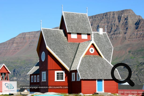 La ville de Qeqertarsuaq est la plus grande localité de l’île. Elle s’est construite autour d’un port fondé en 1773 qui était une importante colonie baleinière Danoise et compte environ un millier de résidents. Elle abrite la plus ancienne station habitée en permanence de l’Arctique. De nombreux scientifiques viennent ici afin d’étudier la géologie et la botanique arctique.