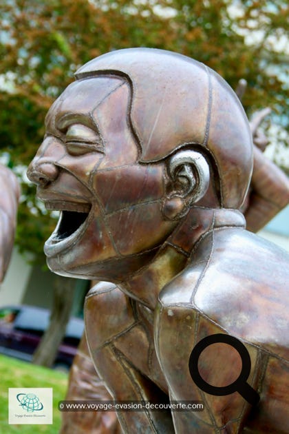 Il y a un ensemble de sculptures en bronze sur lequel nous avons craqué qui se situent dans le parc Morton. Elles se nomment les A-maze-ing Laughter. Dans A-maze-ing Laughter, l'artiste basé à Pékin, Yue Minjun, dépeint sa propre image de rire emblématique, avec des sourires béants et des yeux fermés dans un état de rire hystérique. 