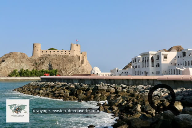 Situé à gauche du palais Al Alam, le fort Al Mirani est le plus imposant des deux. Construit par les Portugais au XVIᵉ siècle, à l'époque où ils occupaient Oman, il fut une pièce maîtresse de leur stratégie militaire.
