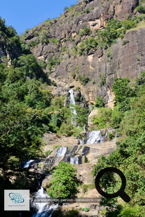 Petite déception en arrivant car les chutes sont au bord de la route et plus elles ne sont si spectaculaires que ça. Après quelques photos, nous sommes repartis assez rapidement au village. 
