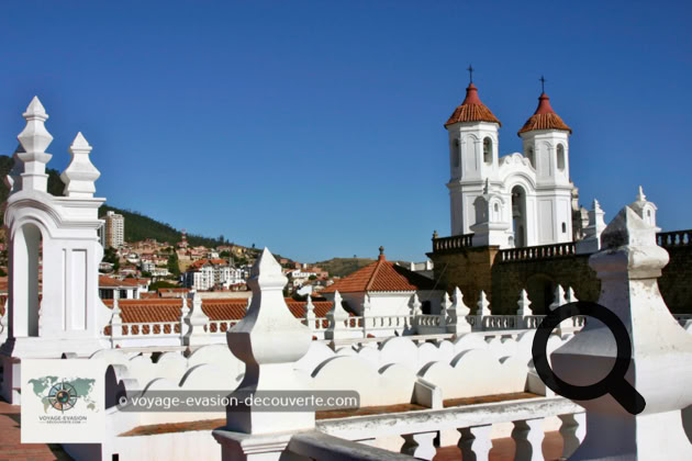 Depuis sa terrasse, au milieu des coupoles recouvertes de tuiles coloniales et des tours décorées avec l’argent extrait des mines de Potosi, on peut apprécier un splendide panorama sur la ville et ses multiples églises. 