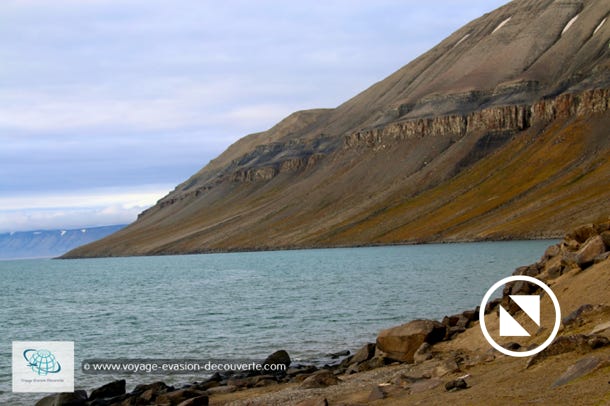 Edgeøya est une île inhabitée d’une superficie de 5 074 km², dont 2 102 km² sont pris par un glacier, ce qui en fait la troisième plus grande île de l'archipel.