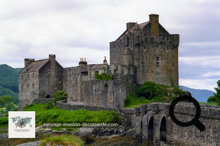 Cet édifice, construit et remanié à de nombreuses reprises à partir du début du XIIIe siècle, est abandonné à l'état de ruine en 1719 à la suite d'une bataille qui l'endommage fortement. Racheté par le clan MacRae, il est reconstruit entre 1912 et 1932 en préservant le style architectural.