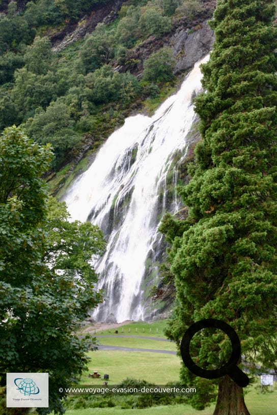 Cette petite ville abrite la superbe propriété Powerscourt, c’est une vaste propriété de campagne composée d'une demeure de style palladien et de jardins occupant 19 hectares. La demeure, à l'origine château du XIIIe siècle, a été en grande partie modifiée entre 1731 et 1741. 