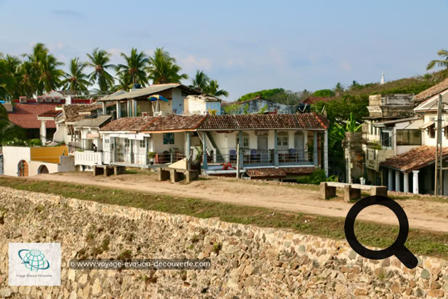 Ici, vous êtes loin du tumulte du reste de l'île, un calme étonnant règne dans cette petite cité fortifiée où les rues sont bien ordonnées,les boutiques bien pprovisionnées, et la circulation maîtrisée. On y trouve de bons petits restaurants et des cafés sympa. C'est l'endroit rêvé pour finir ses vacances au Sri Lanka.