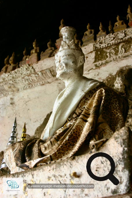 Les grottes sont connues pour leurs sculptures miniatures de Bouddha. Des centaines de personnages bouddhistes en bois sont pour la plupart endommagés et disposés sur les étagères murales
