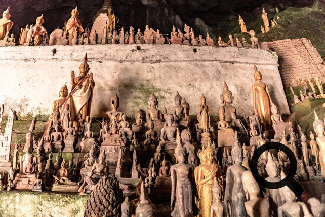 Les grottes sont connues pour leurs sculptures miniatures de Bouddha. Des centaines de personnages bouddhistes en bois sont pour la plupart endommagés et disposés sur les étagères murales
