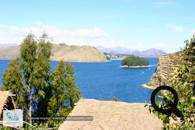Il y a plus de 80 ruines sur l'île. La plupart d'entre elles datent de la période Inca vers le XVe siècle apr. J.-C. Les archéologues ont découvert des preuves que les gens vivaient sur l'île dès le troisième millénaire avant notre ère.