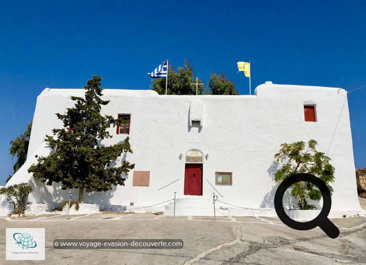 Que faire à Mykonos ? Sur la colline se trouve le monastère de Paleokastro, plus sobre extérieurement, nous n’avons malheureusement pas pu rentrer à l’intérieur. Il était exceptionnellement fermé. 