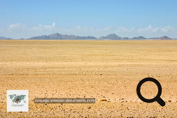 Nous avons repris la route principale en direction de l’Ouest sur le haut plateau central vers la petite ville de montagne Aus avant de descendre dans le désert du Namib. Aus a été créé comme un camp de prisonniers de guerre en 1915 après la capitulation des troupes coloniales allemandes de l'Afrique du Sud forces. Le site a été choisi pour son importance stratégique, situé sur la ligne de chemin de fer entre Keetmanshoop et la ville portuaire de Lüderitz.  La route bitumée traversait des paysages magnifiques.