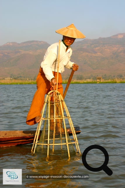 Les pêcheurs Intha rament d'une façon unique, debout sur une jambe à la poupe et l'autre enroulée autour de la godille.