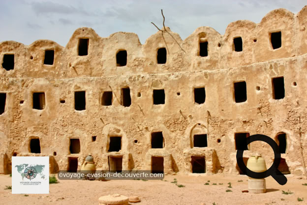 C’est un immense grenier fortifié de forme circulaire construit au 7ème siècle. Il a été construit sur quatre niveaux pour servir de grenier aux familles des environs en échange du quart de leurs récoltes. Le bâtiment comprenait à l'origine 114 chambres, ce qui pourrait être le nombre de familles travaillant pendant la période de construction. Ce grenier semblable à une forteresse, a été utilisé en continu pendant plus de neuf siècles.