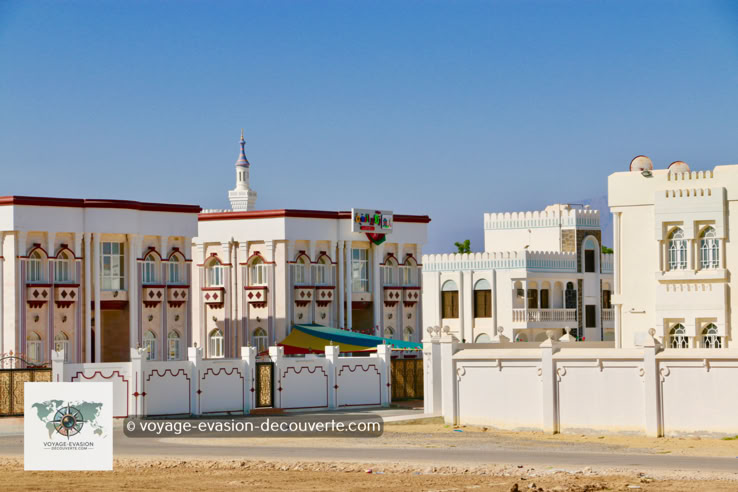 Non loin des chantiers navals se trouve le quartier résidentiel de Makha, un endroit qui mérite vraiment le détour. Ici, le charme opère immédiatement : les rues sont bordées de jolies maisons traditionnelles, construites dans le pur style de l'architecture omanaise.