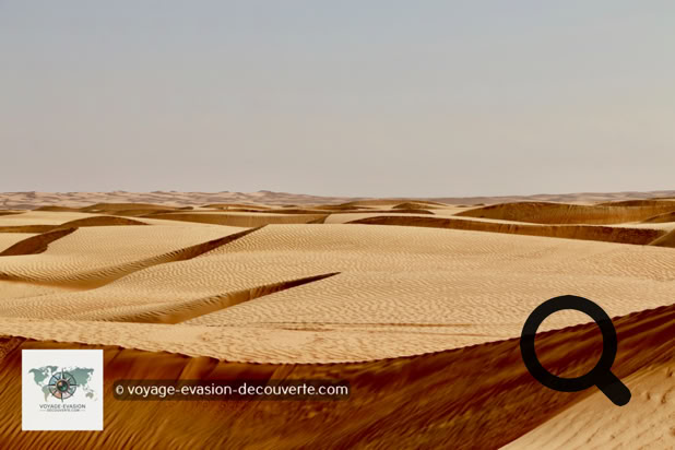 Cette immense étendue sableuse couvre environ 12 500 km², s'étirant sur 180 km du nord au sud et 80 km d'est en ouest. Depuis les monts Hajar jusqu'à la mer d'Arabie, les dunes se succèdent à l'infini, formant un paysage spectaculaire parmi les plus beaux déserts de sable au monde.