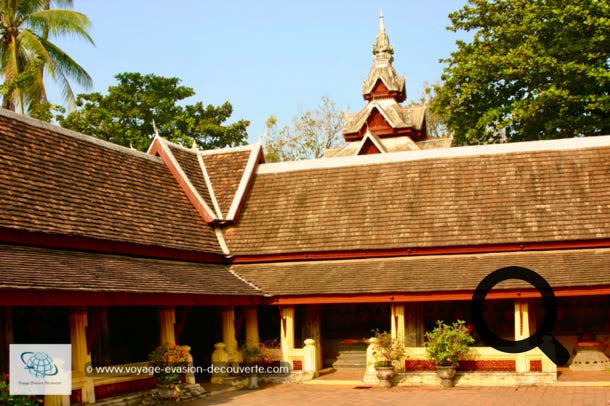 Le Vat Sisakhet est le plus vieux temple de Vientiane encore debout. Il fut édifié en 1818 sur l'ordre du roi Anouvong. Chaque année, le roi y recevait le serment de fidélité des fonctionnaires.