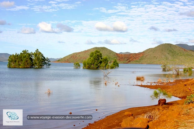 Située au Sud de l'île, à 80 km de Nouméa, petite par la population, mais grande par la superficie, c’est la 15e commune la plus vaste de France. Le territoire de la commune de Yaté, qui comprend aussi Goro, se caractérise par la beauté sauvage et souvent rouge de ses paysages, par sa richesse écologique, protégée au sein de nombreuses réserves et d'un parc provincial, par l'abondance de rivières et de retenues d'eau malgré une apparente aridité. C'est le paradis de la randonnée pédestre et de l'excursion en véhicule tout-terrain.