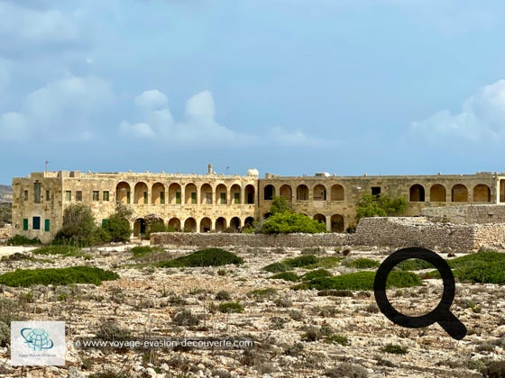 C'est un ancien hôpital tout en pierre qui était dédié à l'époque aux maladies infectieuses. Il a été construit sur le site d'une ancienne structure résidentielle appelée Il-Palazz qui datait de l'époque des chevaliers en XVIIIe siècle .  Vu son exceptionnel isolement, au XIXe siècle et à la suite d'une épidémie de choléra, les britanniques ont décidé de construire un hôpital sur le site et plus tard, au XXe siècle, une ferme pour repeupler sa population porcine à la suite d'une épidémie mortelle de peste porcine africaine. 