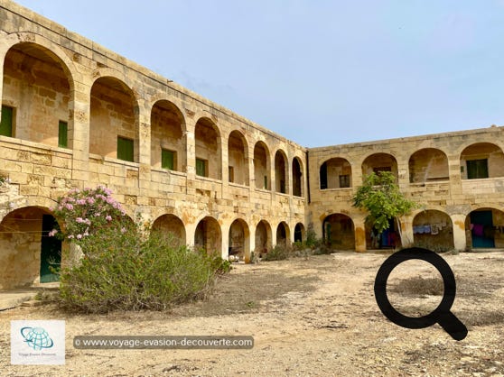 C'est un ancien hôpital tout en pierre qui était dédié à l'époque aux maladies infectieuses. Il a été construit sur le site d'une ancienne structure résidentielle appelée Il-Palazz qui datait de l'époque des chevaliers en XVIIIe siècle .  Vu son exceptionnel isolement, au XIXe siècle et à la suite d'une épidémie de choléra, les britanniques ont décidé de construire un hôpital sur le site et plus tard, au XXe siècle, une ferme pour repeupler sa population porcine à la suite d'une épidémie mortelle de peste porcine africaine. 