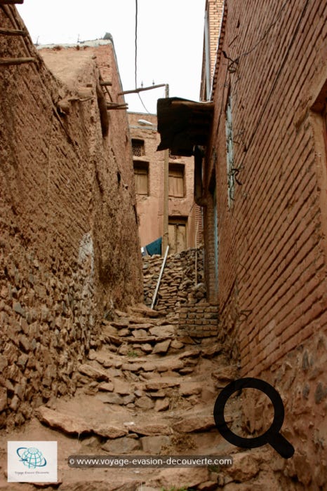 C’est un des plus anciens villages d’Iran. Il se trouve à 190 km d’Isfahan, à environ 2h de route.  Ce village montagnard de la région de Natanz, dans la province d'Isfahan, se caractérise par la couleur ocre de ses maisons, liée à la richesse du sol en oxyde ferreux. Les maisons sont en effet construites en briques de terre séchées, assemblées par un mortier d'eau, de paille, et de terre réalisant un pisé.