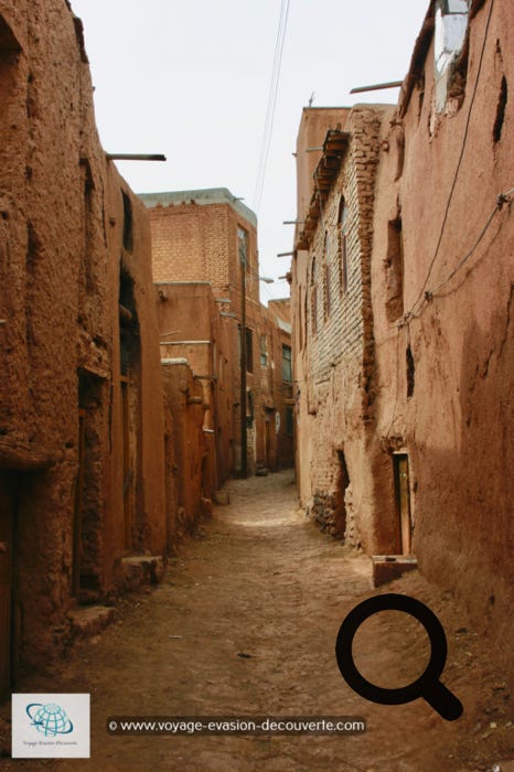 C’est un des plus anciens villages d’Iran. Il se trouve à 190 km d’Isfahan, à environ 2h de route.  Ce village montagnard de la région de Natanz, dans la province d'Isfahan, se caractérise par la couleur ocre de ses maisons, liée à la richesse du sol en oxyde ferreux. Les maisons sont en effet construites en briques de terre séchées, assemblées par un mortier d'eau, de paille, et de terre réalisant un pisé.