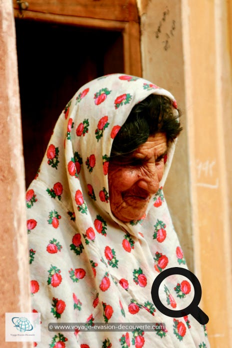 Le village est également connu pour les couleurs vives et bariolées des costumes traditionnels portés par les femmes du village, dont les origines sont très anciennes.  