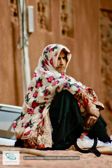 Le village est également connu pour les couleurs vives et bariolées des costumes traditionnels portés par les femmes du village, dont les origines sont très anciennes.  