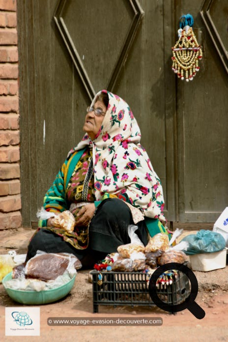 Le village est également connu pour les couleurs vives et bariolées des costumes traditionnels portés par les femmes du village, dont les origines sont très anciennes.  