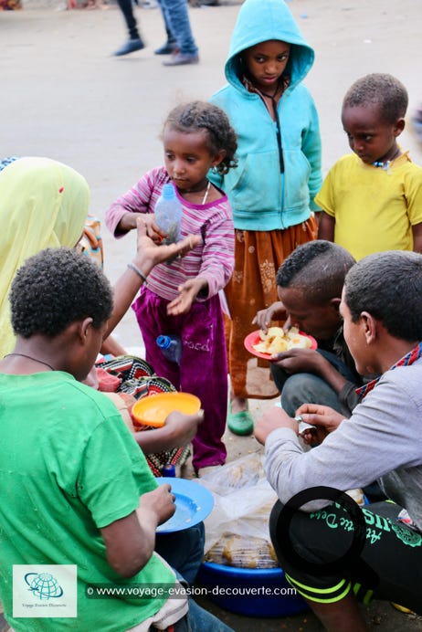 C'est le plus grand marché en plein air d'Afrique car il s'étend sur plusieurs kilomètres carrés. Ce vaste marché se situe dans le district d'Addis Ketema. Lieu idéal pour s'imprégner de la vie des habitants d'Addis-Abeba et pour découvrir l'ébullition de cette belle capitale.