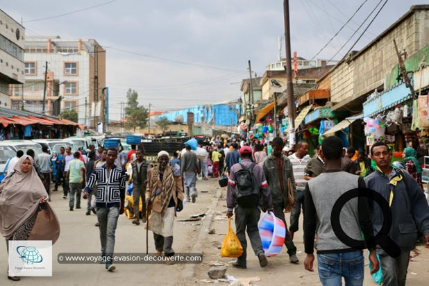 C'est le plus grand marché en plein air d'Afrique car il s'étend sur plusieurs kilomètres carrés. Ce vaste marché se situe dans le district d'Addis Ketema. Lieu idéal pour s'imprégner de la vie des habitants d'Addis-Abeba et pour découvrir l'ébullition de cette belle capitale.