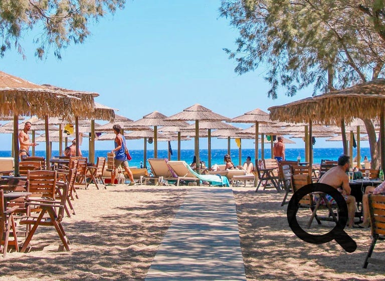 Sympa et conviviale, et loin du tumulte des plages Paradise, elle est au cœur d’une crique isolée et peu fréquentée. Elle se divise en trois parties. L’une en espace publique avec juste du sable doré sous vos pieds. La deuxième partie en plage prrivée avec son propre restaurant à l’ombre des pins. Et la troisième partie sur les rochers où se trouve une plage naturiste.  