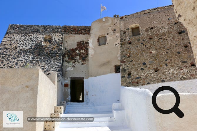 Les vestiges d’un Kastelia, le château vénitien  “La Ponta“. Pas très grand, la  visite se fait rapidement et elle est gratuite.  