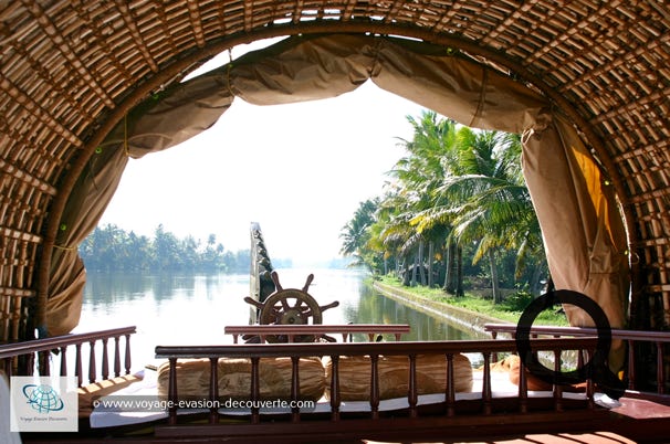 Le lendemain, en fin de matinée, on prend la direction de notre ketuvallam, notre maison flottante pour une croisière dans les backwaters. Ce bateau peut avoir jusqu'à 30 m de long et transporter une charge allant jusqu'à 30 tonnes. Le transport de matériel et de personnes se fait principalement par bateaux, dont les tailles et formes ont varié avec les époques. Les maisons flottantes étaient à l'époque utilisés pour transporter le riz et des épices entre la région du Kuttanad et le port de Cochin. Ce transport demandait généralement trois jours.