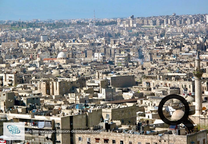 Cette ville se dispute avec Damas le titre de " plus ancienne ville n'ayant jamais cessé d'être habitée ". Connue pour ses souks captivants, sa fascinante forteresse et bien sûr, le fameux savon d’Alep, ancêtre du savon de Marseille. 