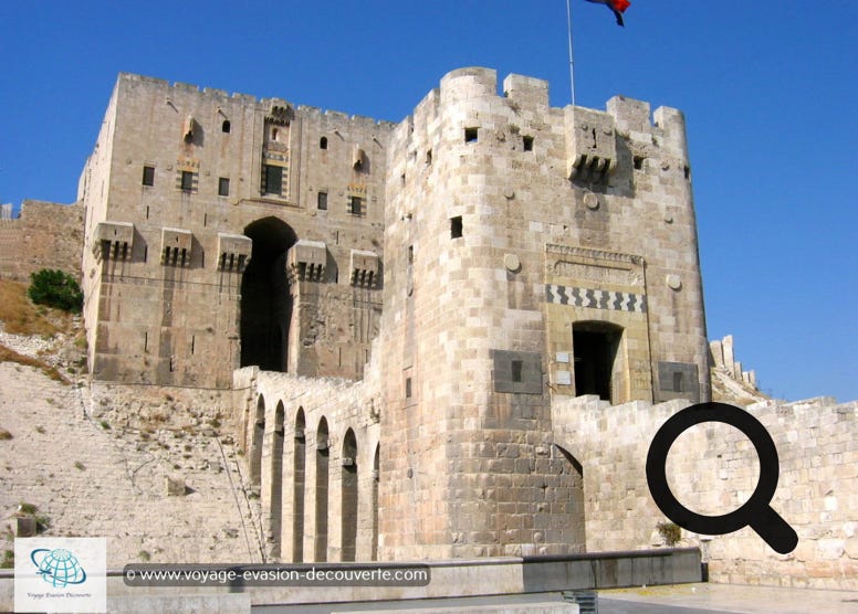 ’est un palais médiéval fortifié situé sur un promontoire dominant le centre-ville d'Alep et caractérisée par son imposante entrée fortifiée. 