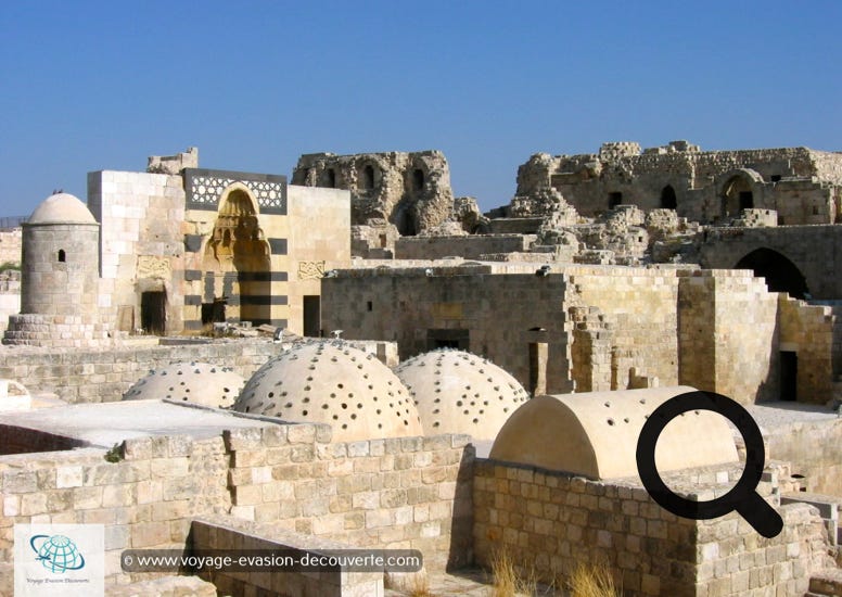 ’est un palais médiéval fortifié situé sur un promontoire dominant le centre-ville d'Alep et caractérisée par son imposante entrée fortifiée. 