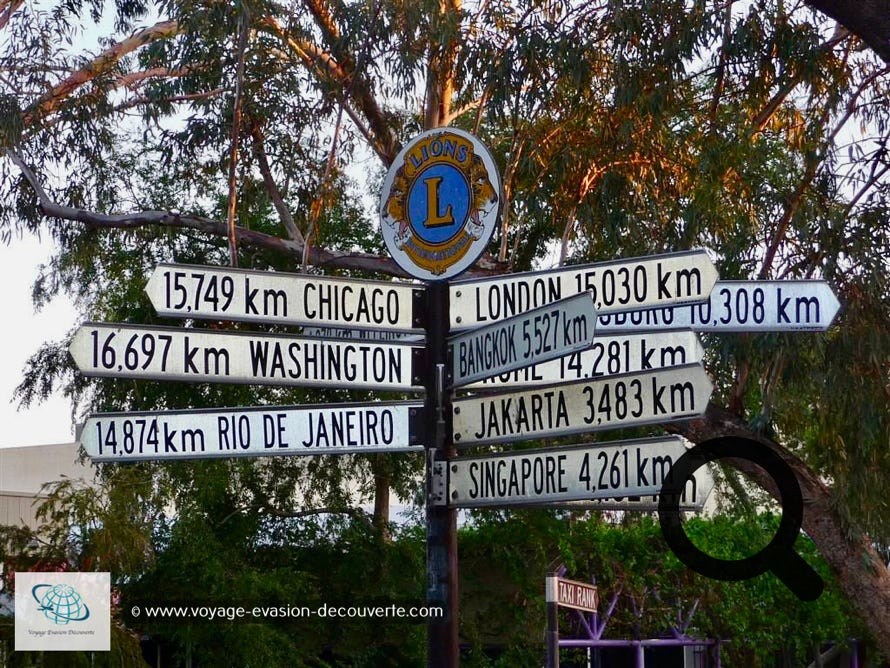 Alice Springs est une ville reculée du Territoire du Nord, à mi-chemin entre Darwin et Adélaïde, toutes deux à 1 500 km. Elle constitue une porte d'entrée prisée pour explorer le Red Centre (Centre Rouge), la région désertique dans les terres du pays. Fondée en 1872 dans le cadre de la ligne de télégraphe Overland, reliant Darwin et Adélaïde, la ville a conservé son atmosphère d'époque à travers les bâtiments et équipements anciens de la réserve historique de la station télégraphique d'Alice Springs.