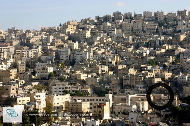 Capital de la Jordanie, Amman à l'époque romaine, elle était appelée Philadelphia et apparaît dans la Bible sous le nom de Rhabbat Ammon. Elle est d'ailleurs l'une des plus vieilles villes du monde à être toujours habitée. C’est la plus grande ville de Jordanie.   